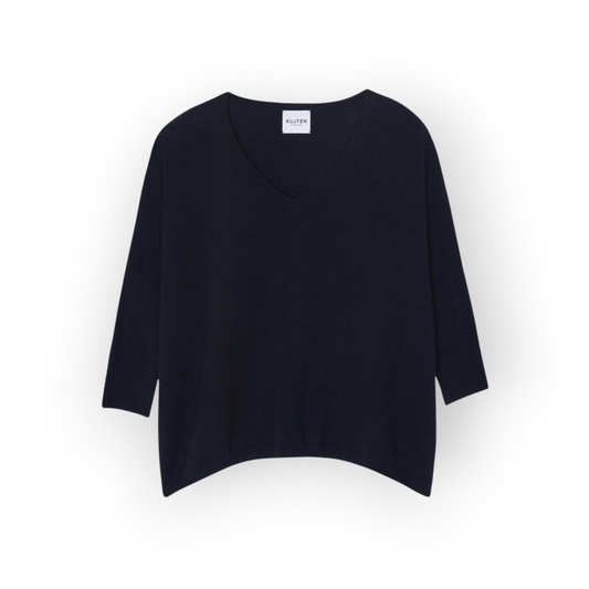 Ygreque Kujten navy blue cashmere V-neck sweater with three-quarter sleeves and an oversized fit.